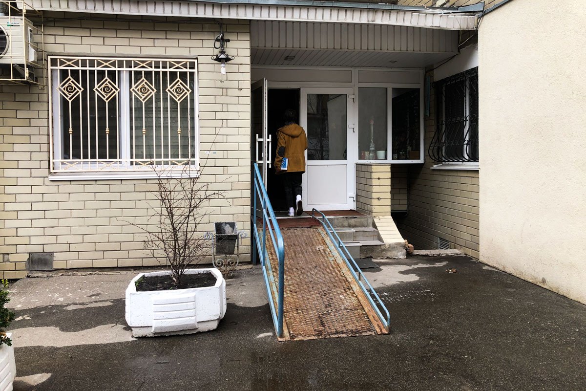 Бездыханное тело нашли у входа в подъезд