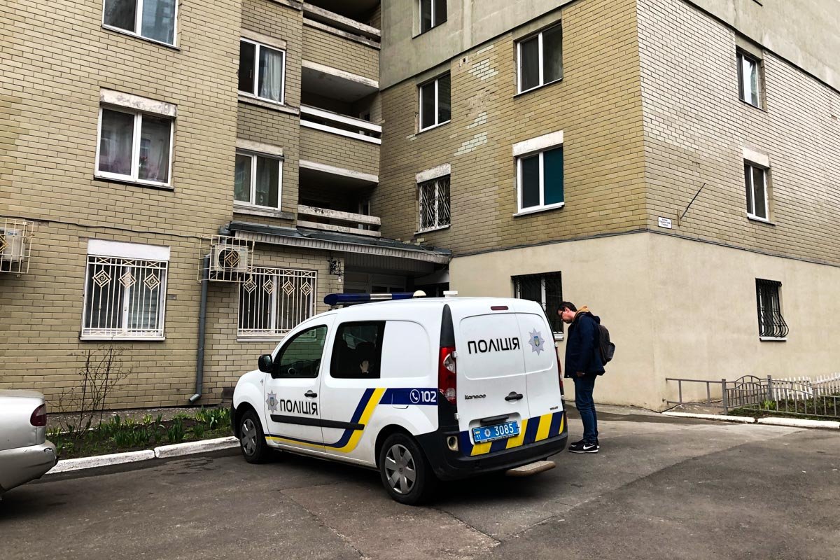 Жильцы дома обнаружили тело девушки около 8:00