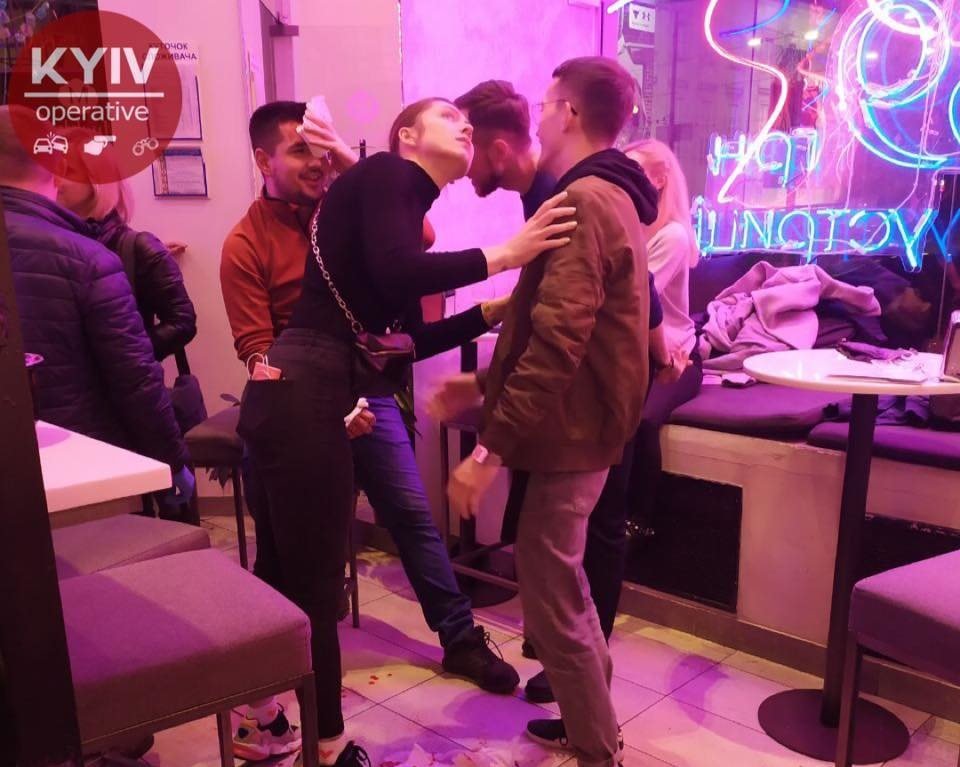 В ресторане Mushlya Bar на голову гостя упали бокалы В ресторане Mushlya Bar на голову гостя упали бокалы