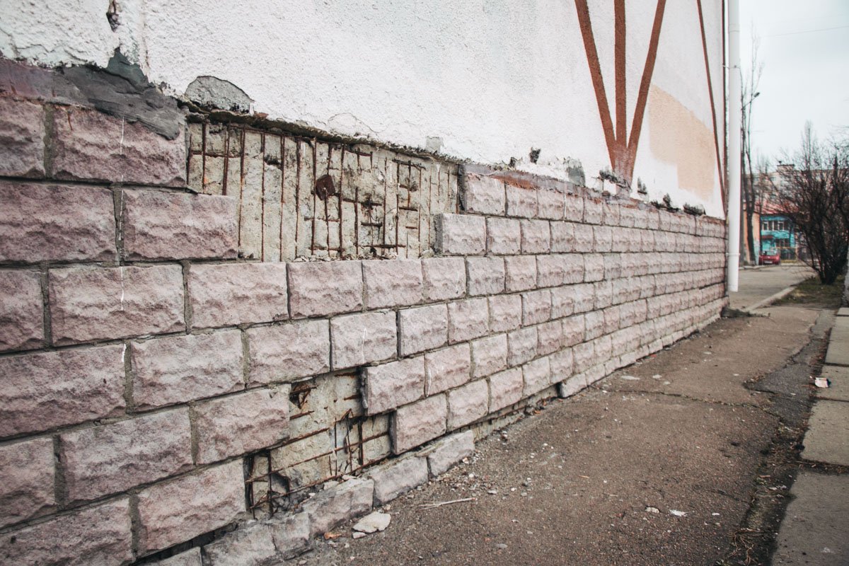 Со стен опадает плитка