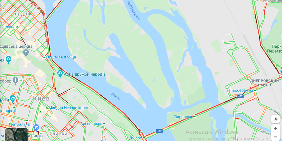 Даже попав на правый берег с Днепровского района, вы остановитесь в пробке на Набережном шоссе 