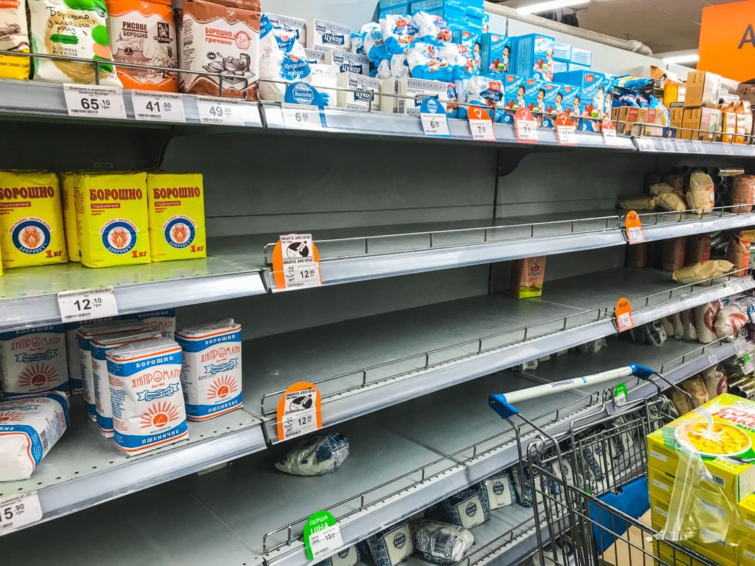 Многие товары быстро выставляют на полки