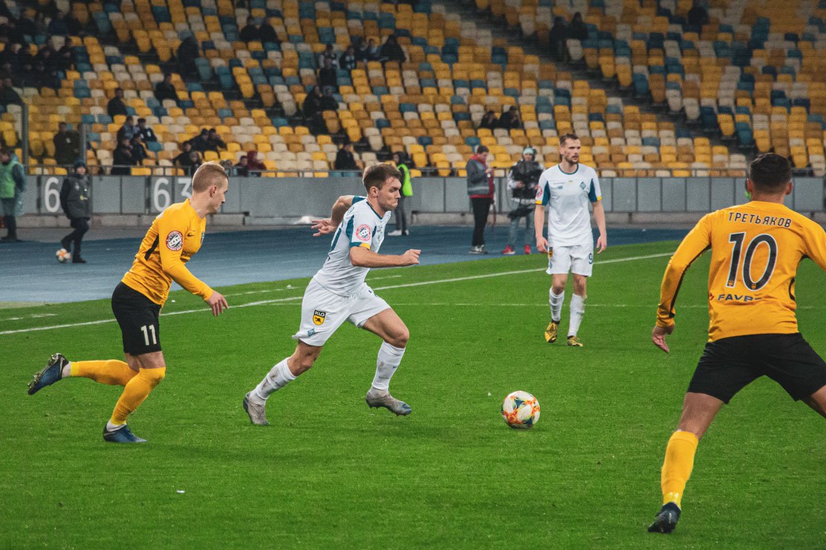 Справа в атаке вновь вышел Александр Караваев