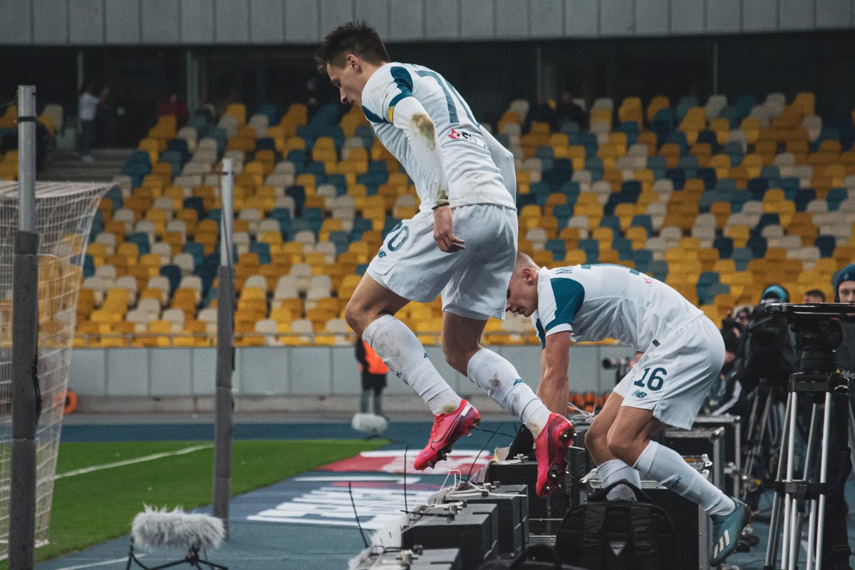 Назарий Русин радуется забитому мячу, еще не зная, что через минуту его отменят из-за оффсайда...