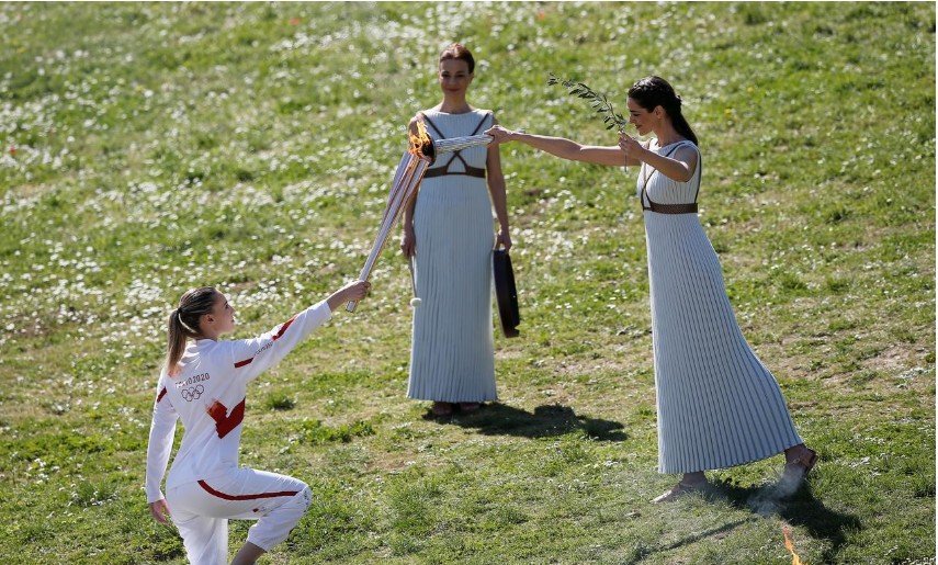 Впервые Олимпийский огонь зажигали без зрителей Впервые Олимпийский огонь зажигали без зрителей