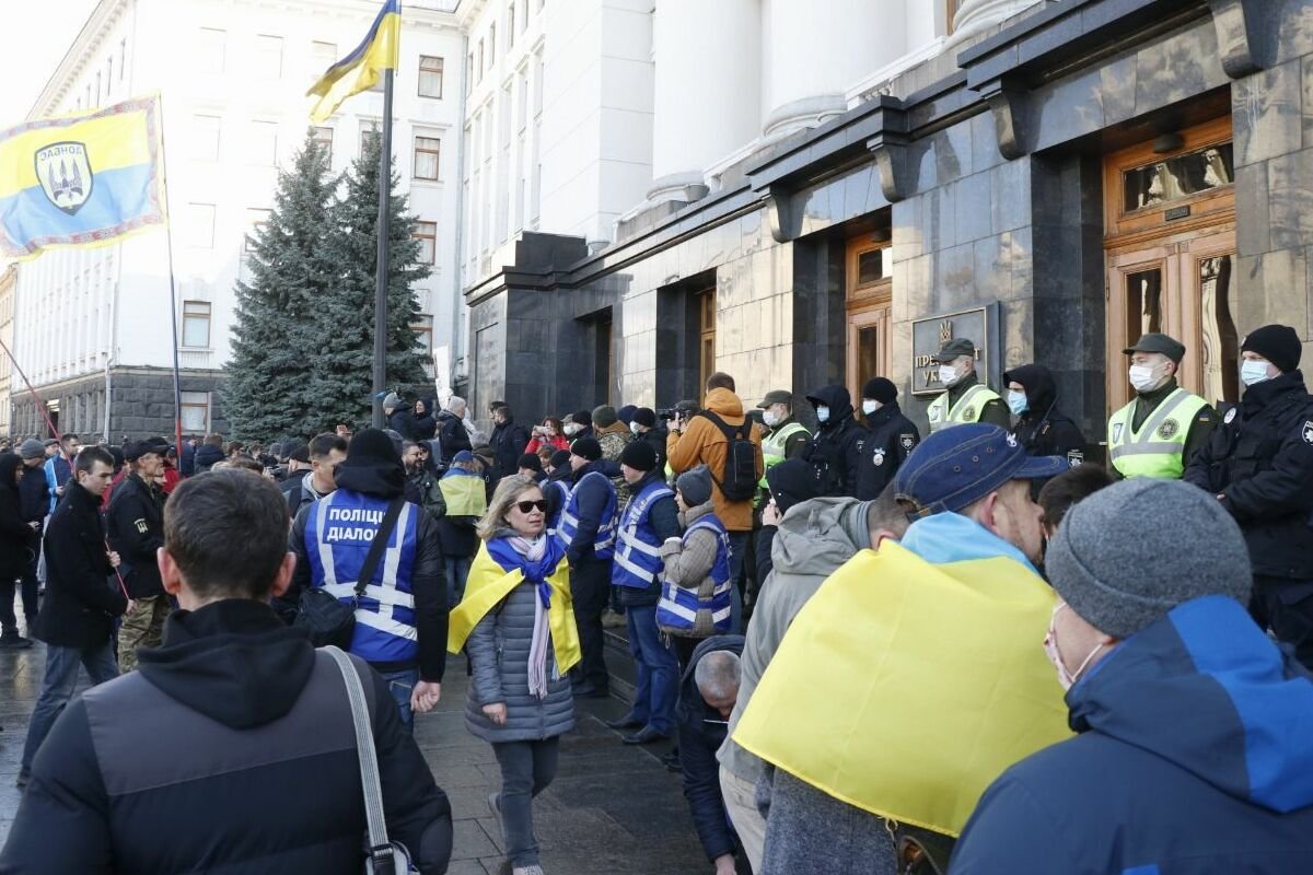 Под ОП тысячи людей