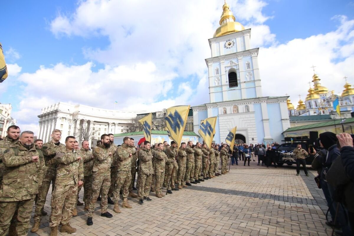 В центре Киева, на Михайловской площади собрались ветераны добровольческих формирований
