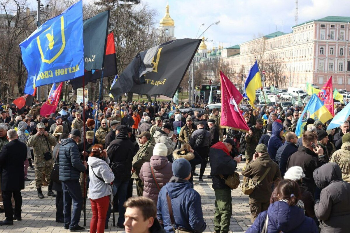 Собрались ветераны АЗОВа, Правого сектора, батальона Донбасс и других добробатов