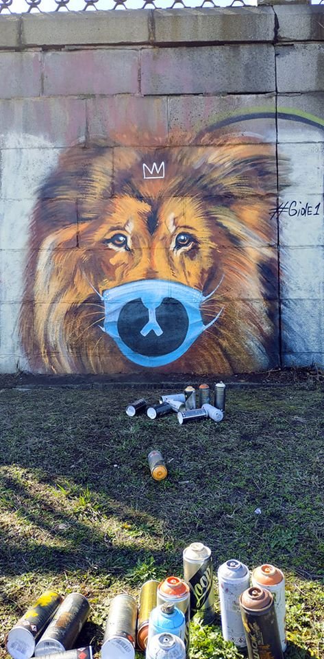 В Киеве на набережной поселился лев в маске и с короной В Киеве на набережной поселился лев в маске и с короной