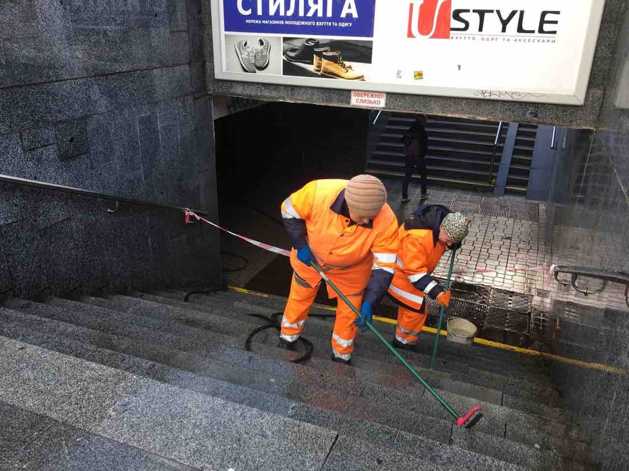 По причине угрозы распространения коронавируса по Украине и карантина, в Киеве усилили меры по санитарной обработке