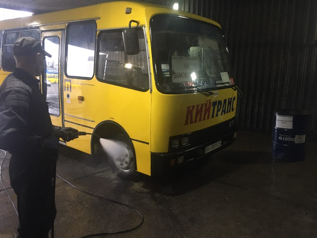 Также дезинфицируют транспорт все частные перевозчики, маршрутные автобусы, которые курсируют по столице