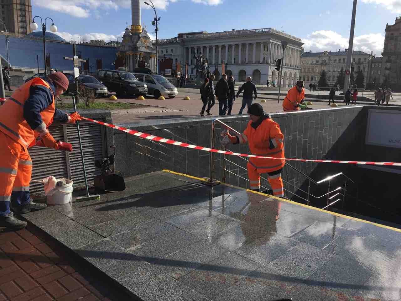 Коммунальщики обрабатывают поручни, перила, скамейки и лифты