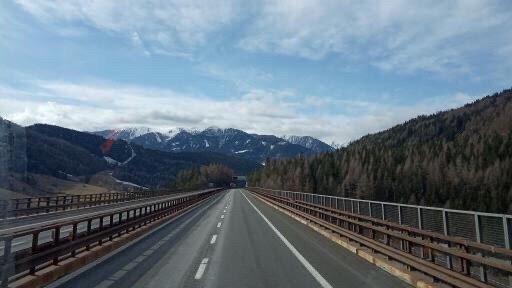 На фото объездная Милана, которая обычно стоит в час пик - пуста