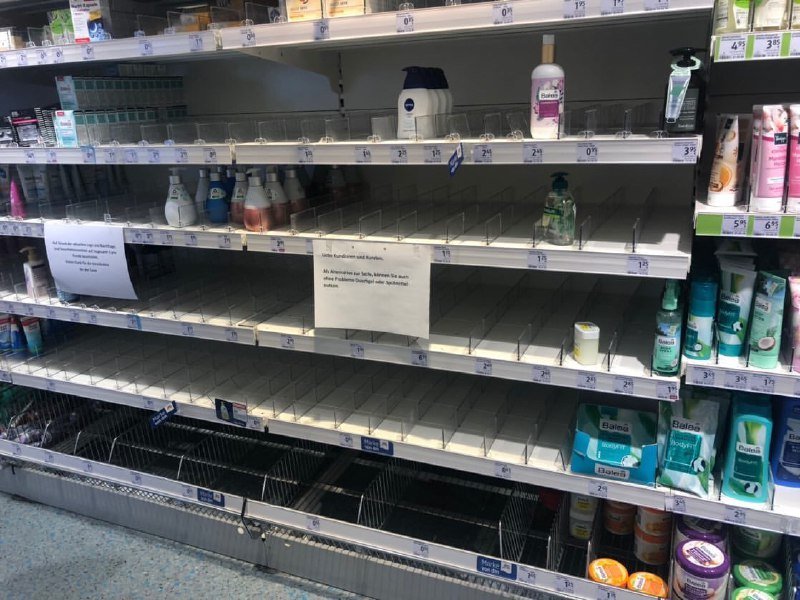 Люди раскупили всю туалетную бумагу, бумажные полотенца и салфетки, мыло и санитайзеры - это и создает панику