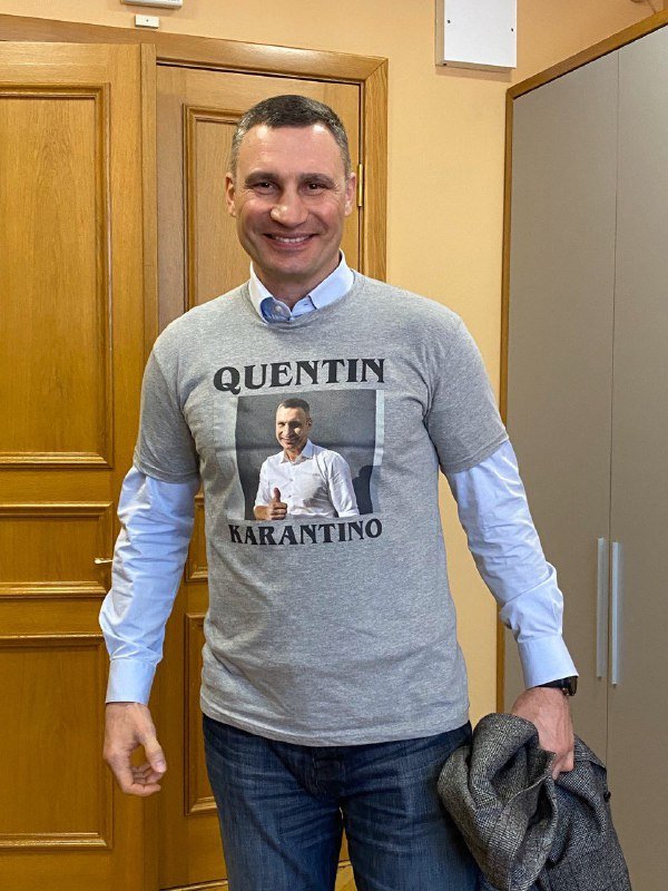 Мэру Киева Кличко подарили футболку в честь введения карантина