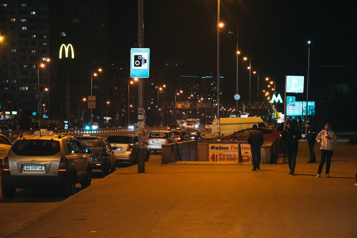 Возле метро "Харьковская" в Киеве на остановке умер мужчина Возле метро "Харьковская" в Киеве на остановке умер мужчина