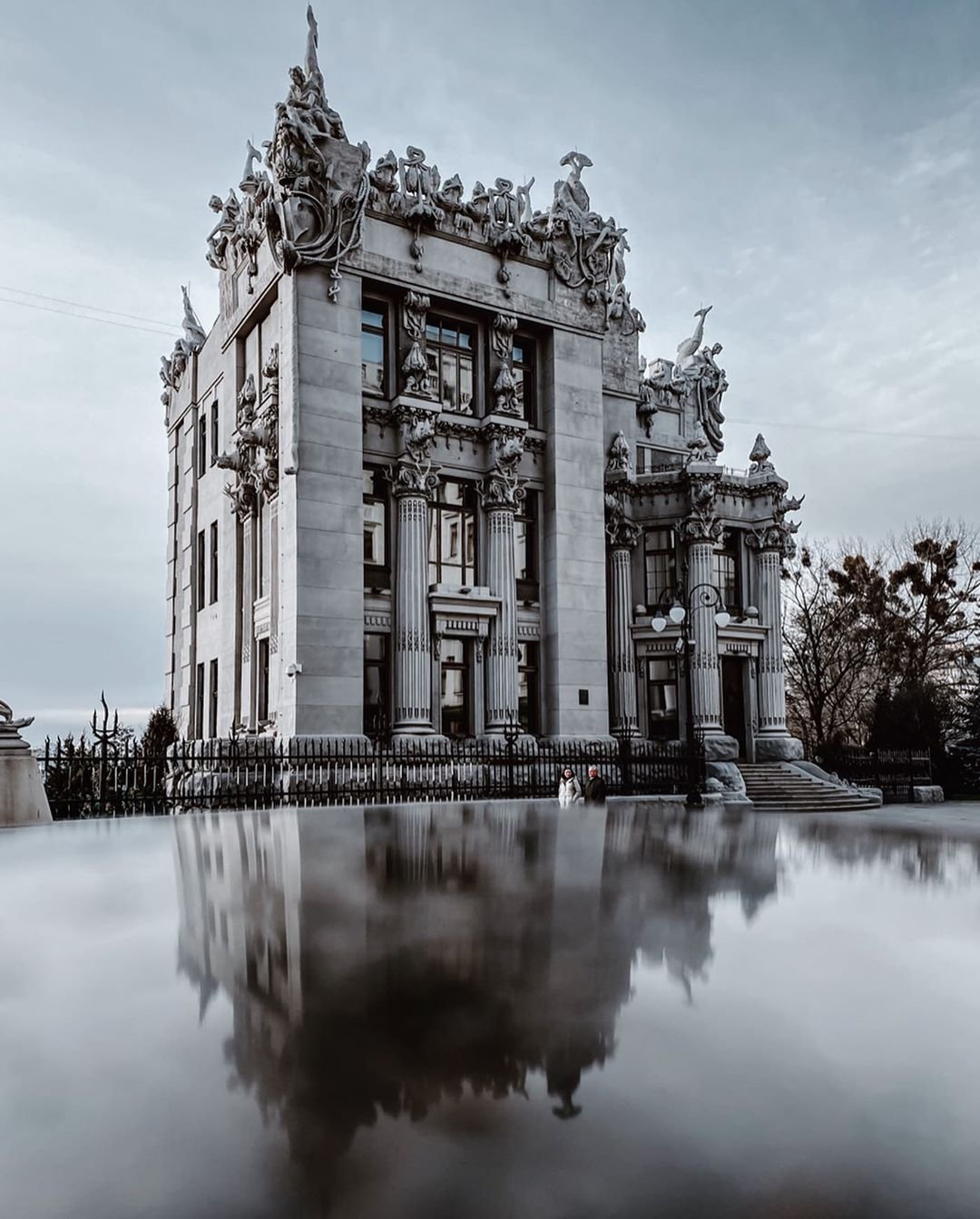 @fantakr показал дом с химерами еще более... химерным @fantakr показал дом с химерами еще более... химерным