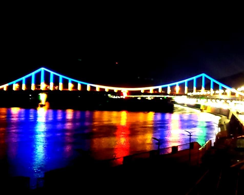 Днепр подсвечен и готов поражать. Фото - @_katerinatsy Днепр подсвечен и готов поражать. Фото - @_katerinatsy