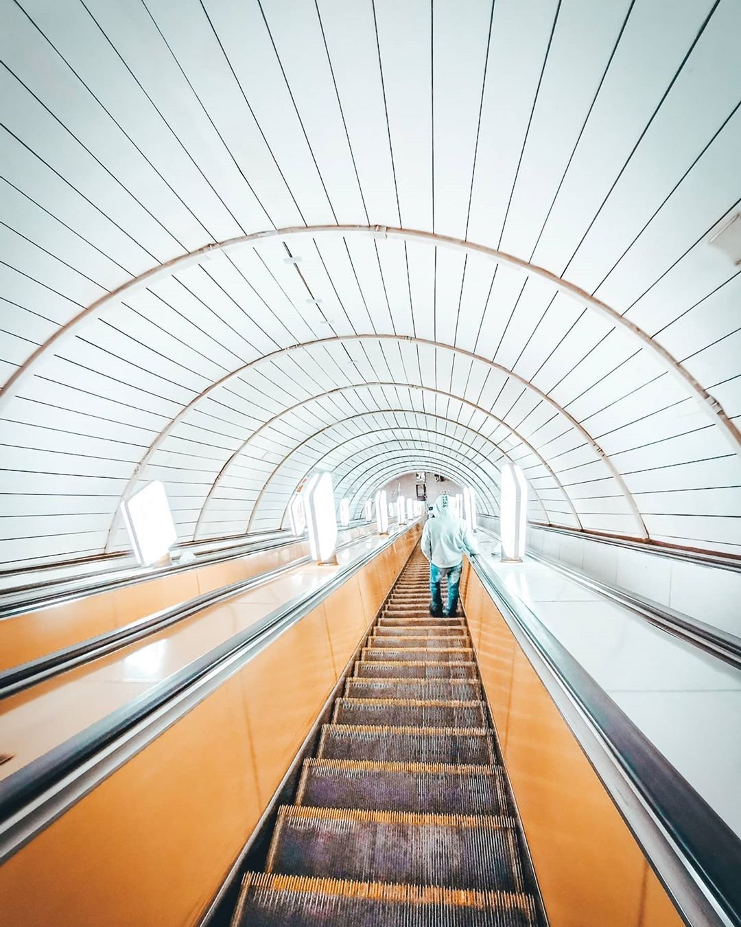 Даже под землей в Киеве может быть ослепляюще светло. Фото - @serhii_rud Даже под землей в Киеве может быть ослепляюще светло. Фото - @serhii_rud