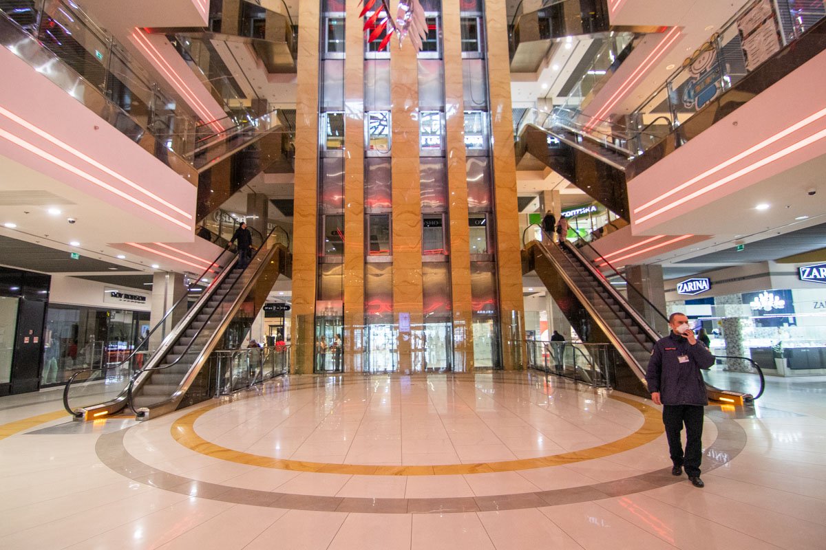 Некоторые магазины одежды продолжили работу, вопреки распоряжению от властей Некоторые магазины одежды продолжили работу, вопреки распоряжению от властей