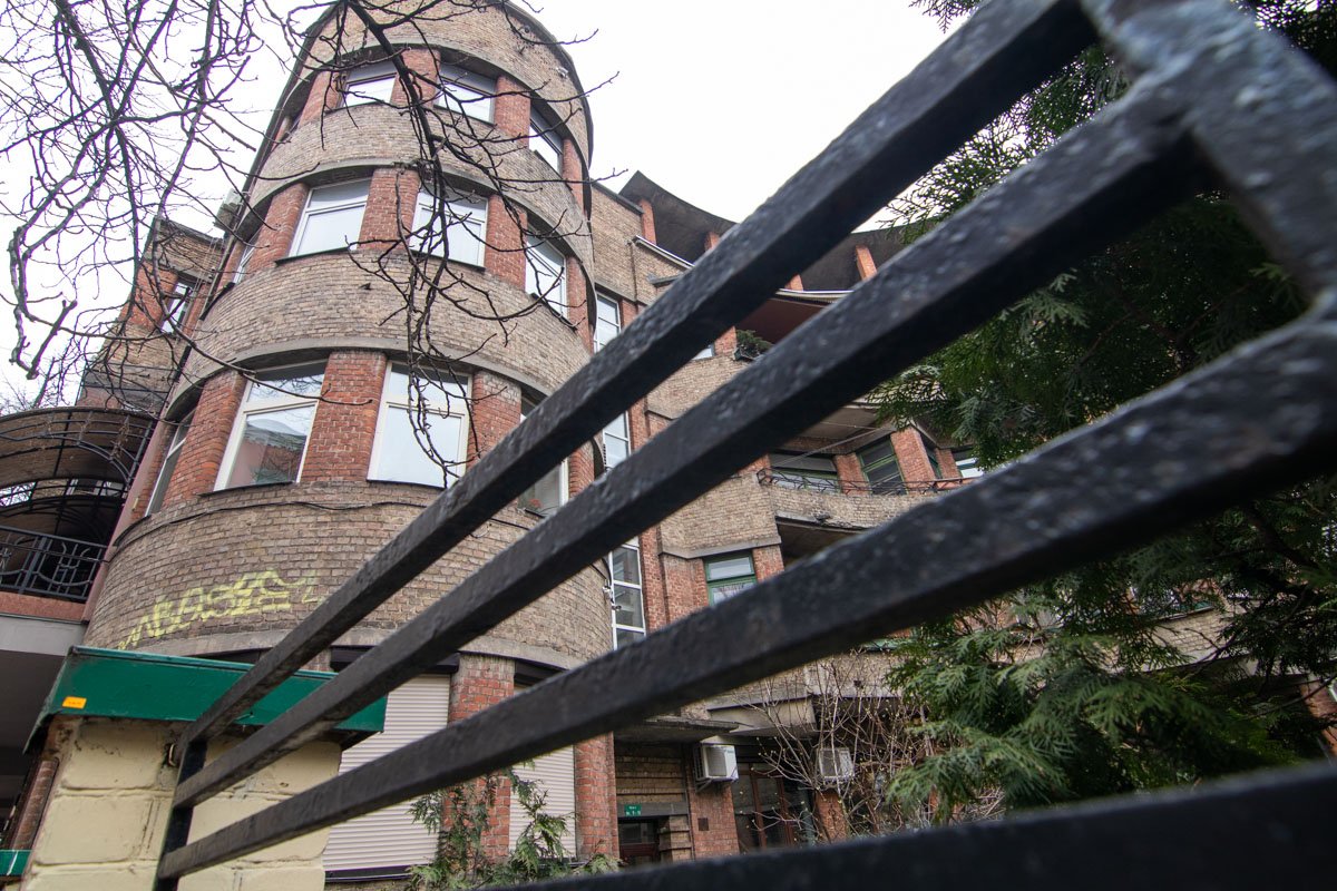 В этих окнах люди переживают карантин 