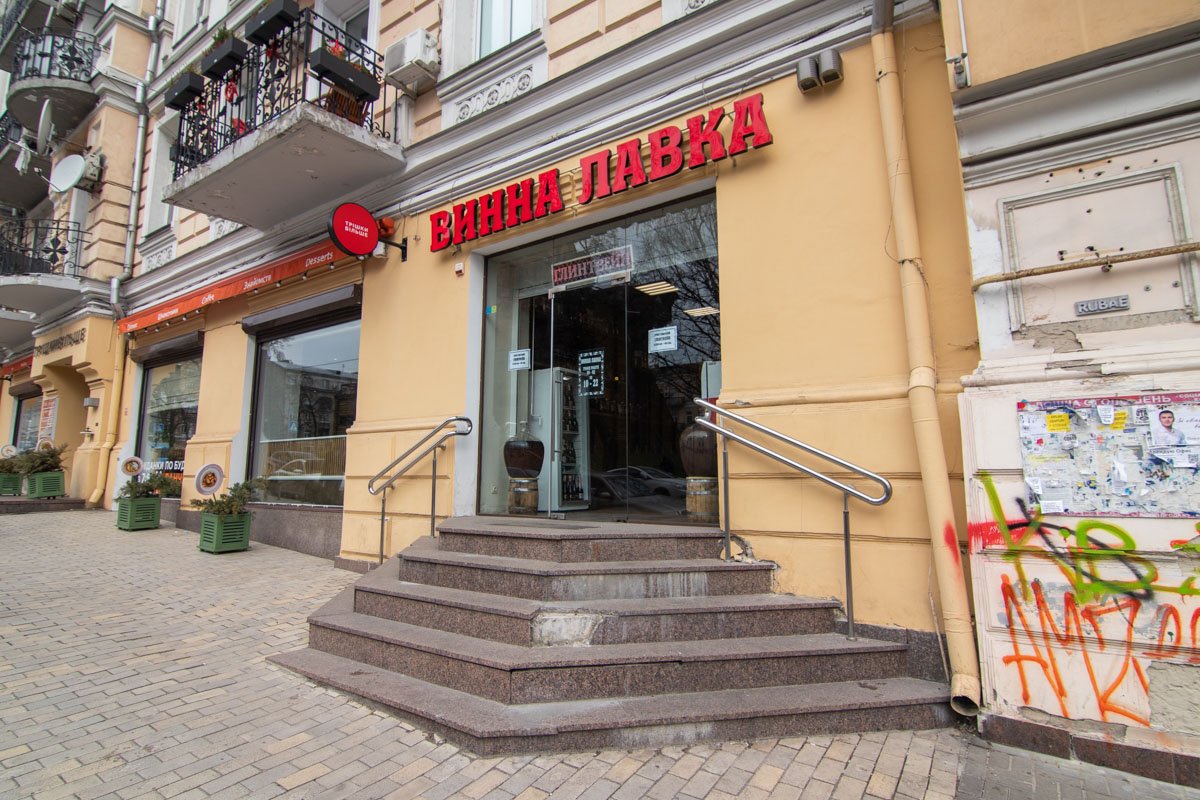 Заведения манят вывесками, но двери вам никто не откроет 