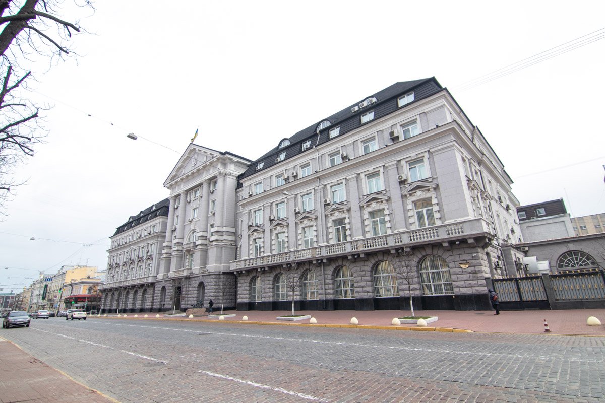 Отсюда спецслужбы бдят за соблюдением карантина 