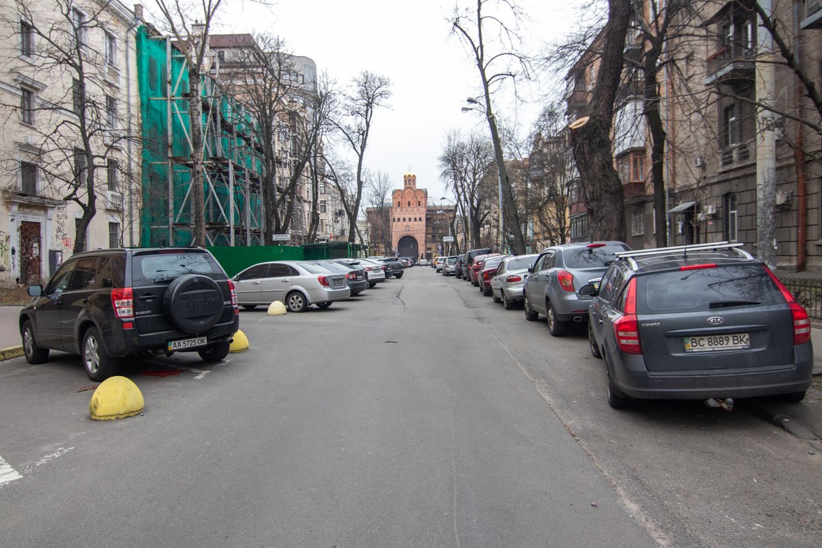 Можно ходить по проезжей части. Но лучше не надо