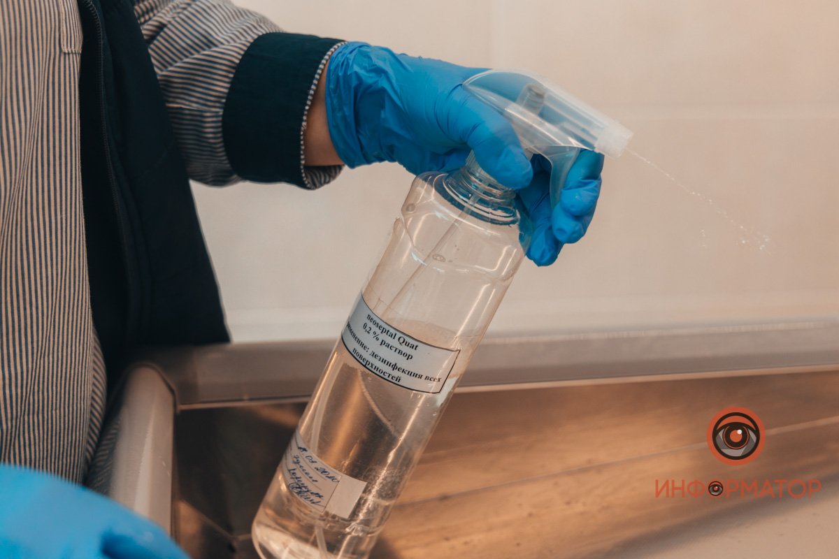 Все рабочие поверхности регулярно дезинфицируют