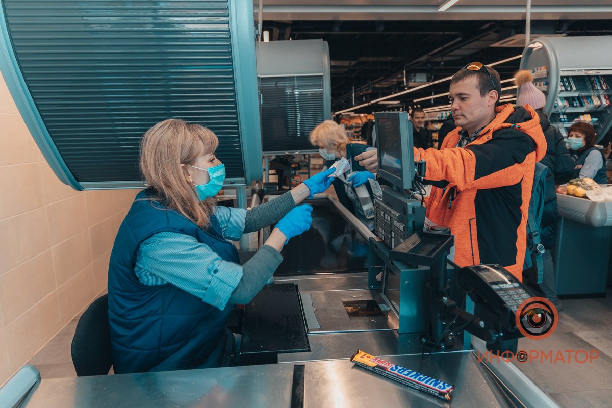 Кассиры работают в масках и перчатках Кассиры работают в масках и перчатках