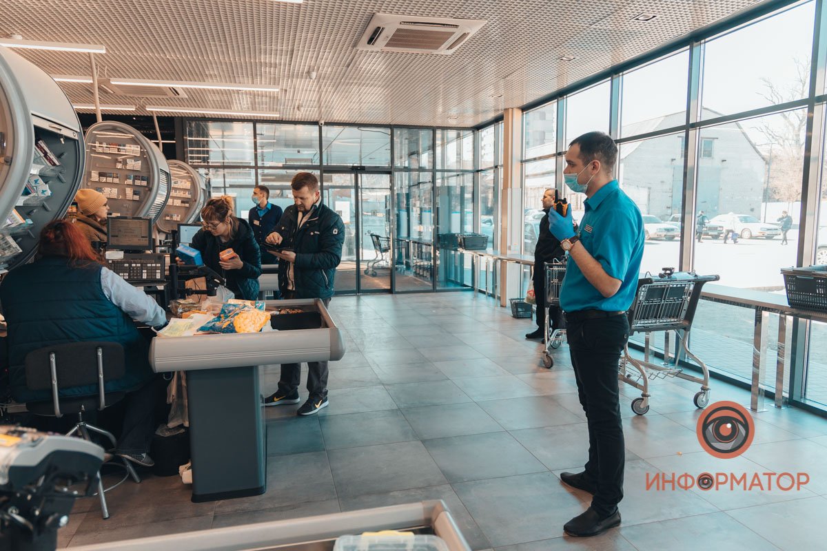 Маски и перчатки — для всех сотрудников Маски и перчатки — для всех сотрудников