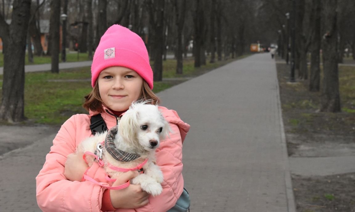 Дочка Дина с щенком Молли на прогулке