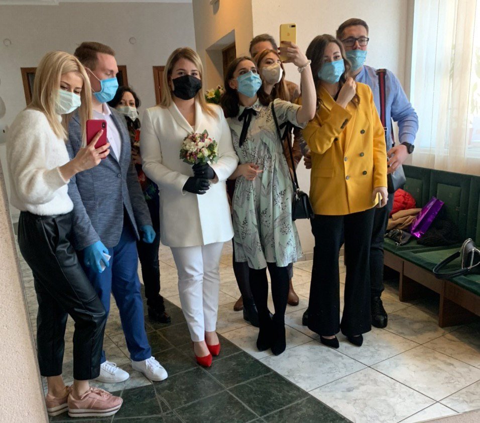 Все гости в масках пришли, чтобы поддержать молодых Все гости в масках пришли, чтобы поддержать молодых