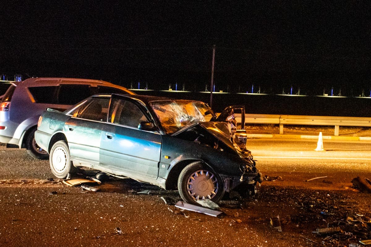 Водителя Audi забрали в больницу, но там он скончался