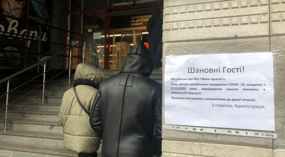 Объявление в "Сильпо" width="960" height="531"><figcaption> Объявление в "Сильпо"
</figcaption></figure></p><p></p><h3 style="text-align: center;">Запрет на детские и спортивные площадки</h3>
<p>Также в столице запрещается пользоваться детскими и спортивными площадками, расположенными в
</p><p>парках и скверах и на придомовых территориях. В городе усиливается патрулирование полиции и "Муниципальной варты". Будут ли привлекать к ответственности за нарушение запрета и по какой статье - информации от мэрии не поступило.
</p><p><figure class="image"><img class="wp-image-236363 size-full" title="Их оградили лентой и развесили информацию о запрете" src="https://cdn.informator.ua/@dp/media/kiev/2023/10/13/65288c8ea884f.jpg" alt="Их оградили лентой и развесили информацию о запрете" width="1200" height="584"><figcaption> Их оградили лентой и развесили информацию о запрете
</figcaption></figure></p><p></p><h3 style="text-align: center;">По Киеву ездит автомобиль с громкоговорителем, который призывает оставаться дома</h3>
<p>С пятницы 20 марта, <a href="https://kiev.informator.ua/2020/03/20/po-kievu-zapustili-avtomobil-s-gromkogovoritelem-kotoryj-prizyvaet-ostavatsya-doma/">по Киеву начал ездить автомобиль спасателей</a>, который через громкоговоритель призывает жителей столицы не выходить из дома. Для информирования граждан о необходимости соблюдать санитарно-гигиенических норм и правил, направленных на предотвращение заражения инфекцией COVID-19, организовали курсирование автомобилей оперативно-спасательной службы, оборудованного громкоговорящими устройствами.
</p><p></p><h3 style="text-align: center;">Работа по поиску людей, которые контактировали с инфицированными</h3>
<p>Государственное учреждение «Киевский городской лабораторный центр МЗ Украины»,  Департамент здравоохранения, РГА и представители Национальной полиции организуют совместную работу по своевременному выявлению, обследованию и изоляции лиц, находившихся в контакте с больными, у которых лабораторное подтвержденный случай заболевания коронавирусом. Государственная пограничная
</p><p>служба предоставит главному управлению Держпродспоживслужбы в Киеве списки лиц, вернувшихся из-за рубежа с 10 марта. В Киеве обеспечат госпитальную базу <strong>из расчета 1000 человек.</strong>
</p><p>Отметим, по состоянию на 20:00 21 марта в Киеве <a href="https://kiev.informator.ua/2020/03/21/v-kieve-zafiksirovany-7-novyh-sluchaev-zabolevaniya-koronavirusom/">зафиксированы 7 новых случаев заболевания</a>. Итого - 10 в Киеве, 4 - в области. Всего с начала 2020 года было 316 подозрений на <span class="_5afx"><span class="_58cm">covid-19</span></span> в Киеве, из которых 56 подозрений только да последние двое суток.
</p><p><strong>А все материалы по теме эпидемии читайте в нашей рубрике —<a href="https://kiev.informator.ua/tag/koronavirus/"> Коронавирус и Украина</a>.</strong>
</p><p>Больше новостей в нашем <a href="https://t.me/joinchat/AAAAAEPtNdGGkfbawJgOlg" target="_blank" rel="nofollow noopener">Telegram- канале</a>. Если вы стали свидетелем чрезвычайной ситуации или аварии, обнаружили опасный предмет, бездыханное тело, заметили огонь или поджог, сообщите об этом в 101, 102 и 103, а также напишите в нашем Telegram-чате. Присоединиться к нему можно <a href="https://t.me/kievinformatorua" target="_blank" rel="nofollow noopener">ЗДЕСЬ</a>.
</p><p></p><p style="text-align: right;"><strong>Варвара Грекова</strong></p></body></html>