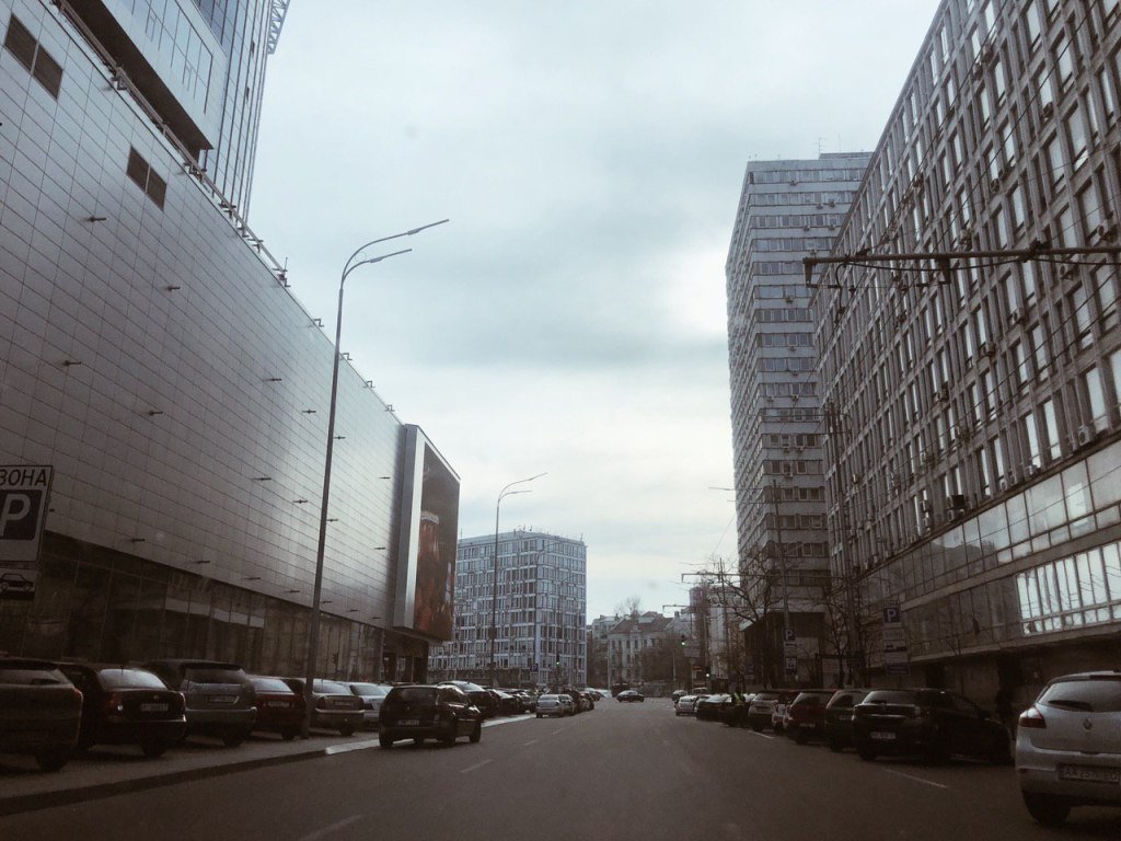 Эспланадная. Слева - Гулливер, с которого сняли рекламу брендов