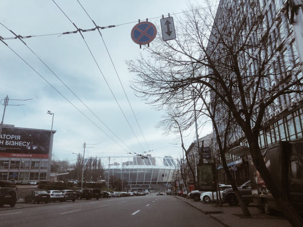 Возле Дворца Спорта зато много автомобилей