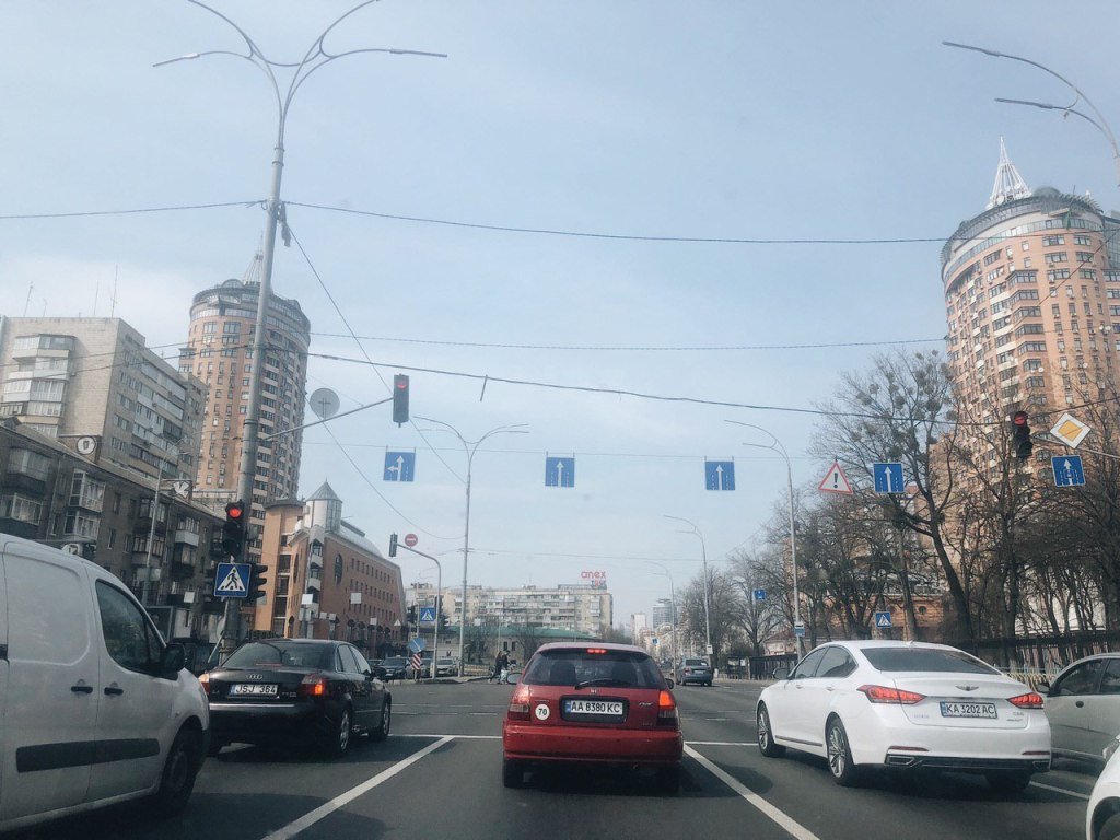 Машины все еще встречаются чаще на светофорах, дороги пустые 