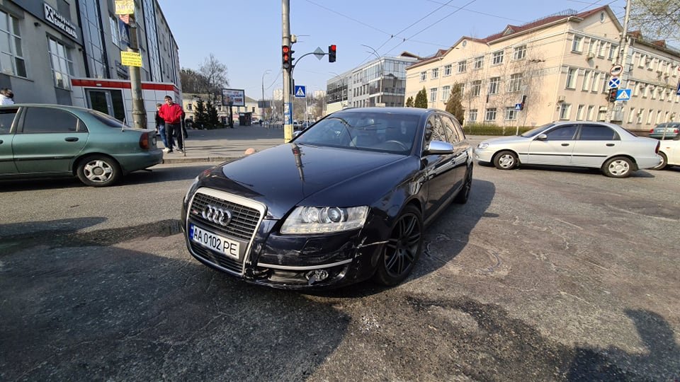 В ДТП пострадали два автомобиля Audi В ДТП пострадали два автомобиля Audi