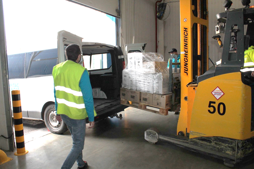 Компания передает стиральные и моющие средства 