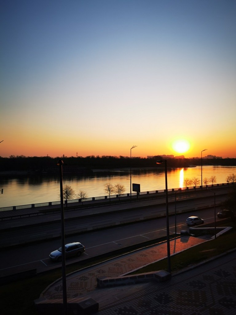 Солнце одинаково проникает во дворцы и в сточные канавы