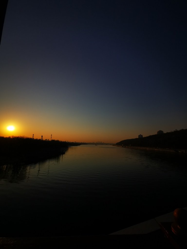 Днепр сантиметр за сантиметром окрашивается в розовый 