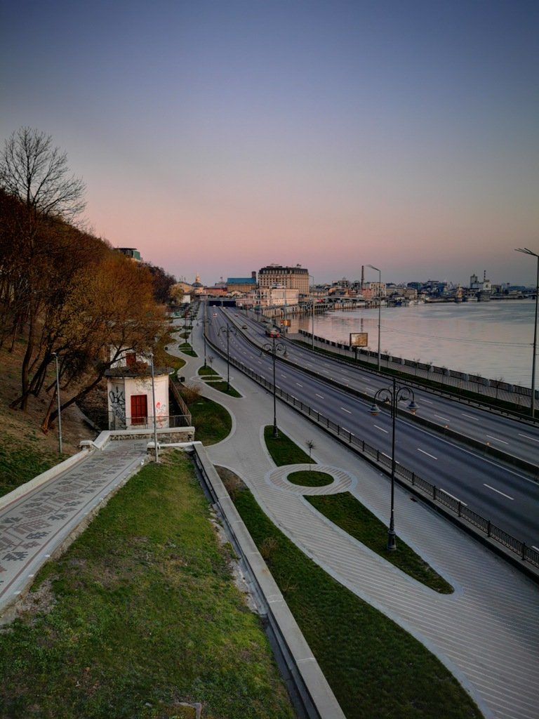 В эти минуты кажется, что никто никуда не спешит, мир замер, только солнцу надо подниматься 