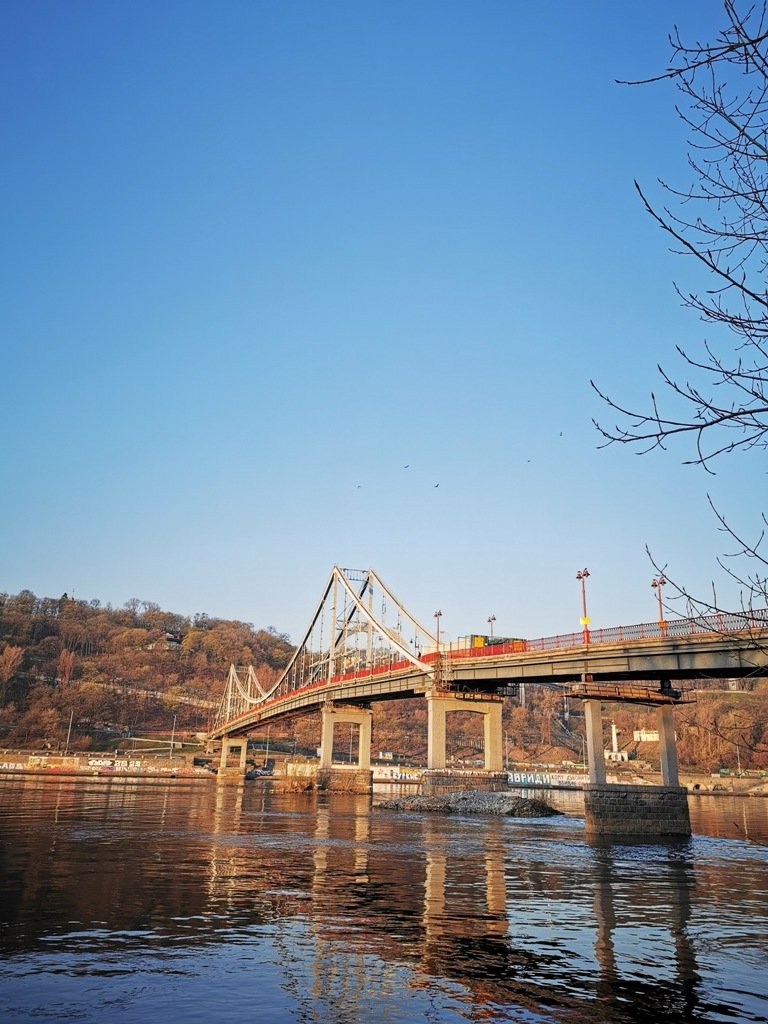 И мы будем встречать рассветы и провожать закаты Киева в шумных компаниях на берегу Днепра или на узких улочках Подола