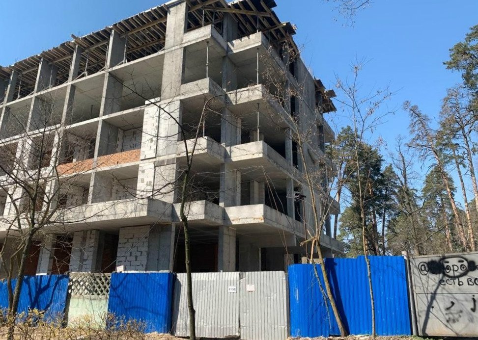 А стоит там ЖК, и уже продает квартиры А стоит там ЖК, и уже продает квартиры