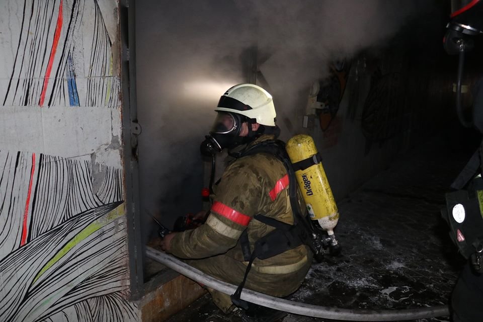 Из-за большого напряжения электрических кабелей пожарные не могли сразу приступить к ликвидации 