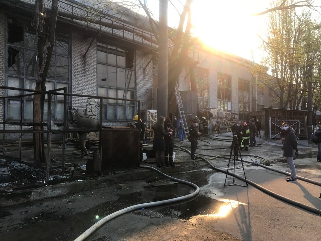 Пожар начался с древесины и распространился на складское помещение