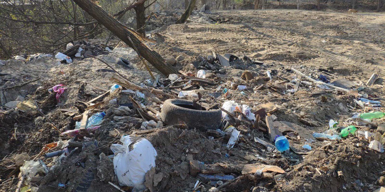 Неизвестные устроили свалку мусора по адресу улица Ракетная, 24 Неизвестные устроили свалку мусора по адресу улица Ракетная, 24