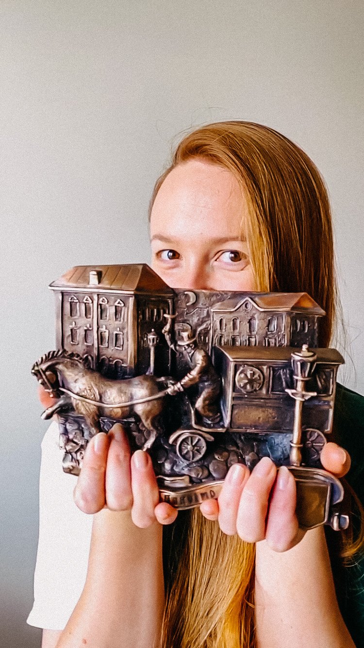 Автор проекта Юлия Бевзенко и новая скульптурка