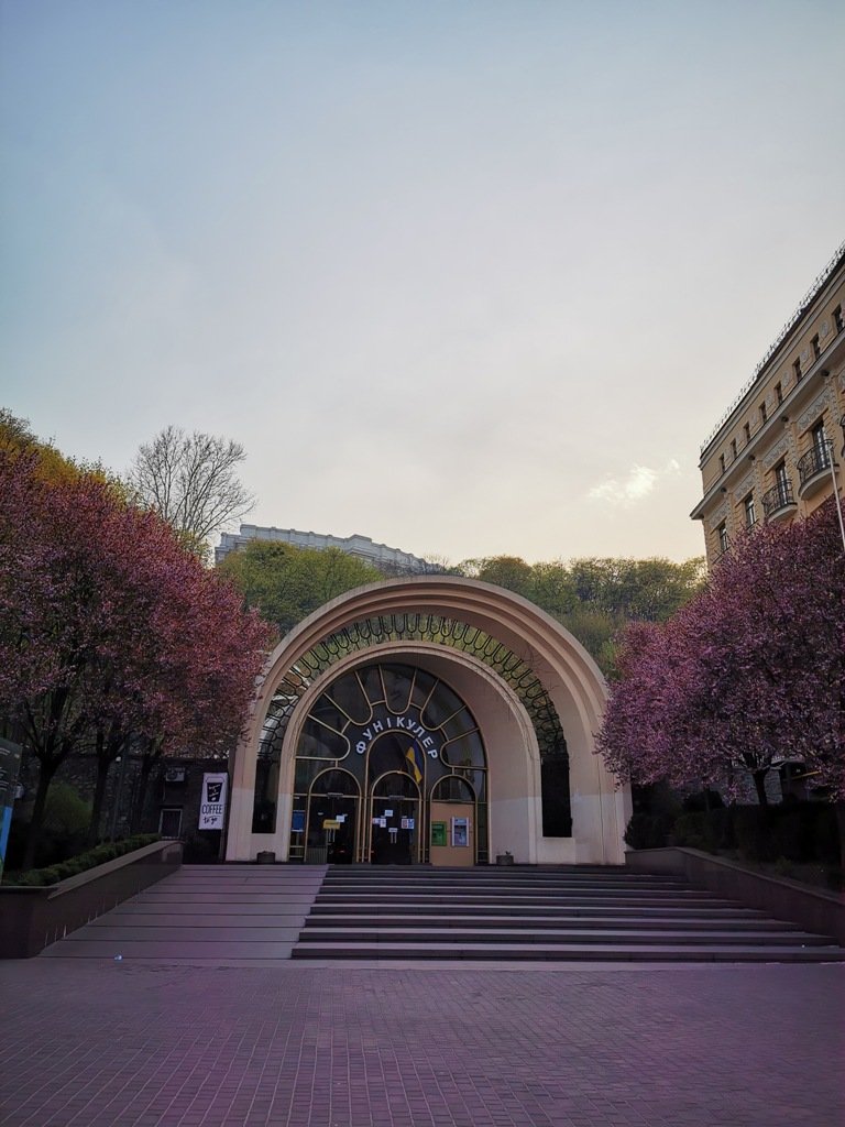 В эту пору там особенно атмосферно: цветут сакуры